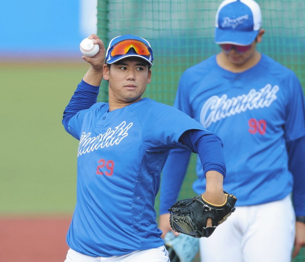 マウンドの感触を確かめる松木平