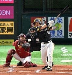 ２回２死一、二塁、先制の中前適時打を放つ海野（撮影・中村太一）
