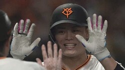 逆転満塁弾を放ちハイタッチする中山礼都選手