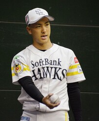 ブルペンで投球する藤原