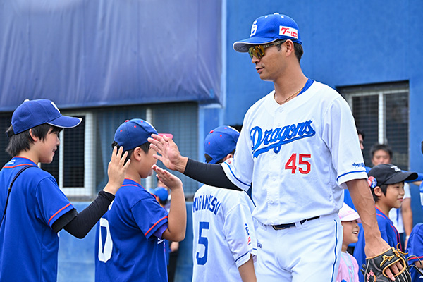 試合前スタメンハイタッチ