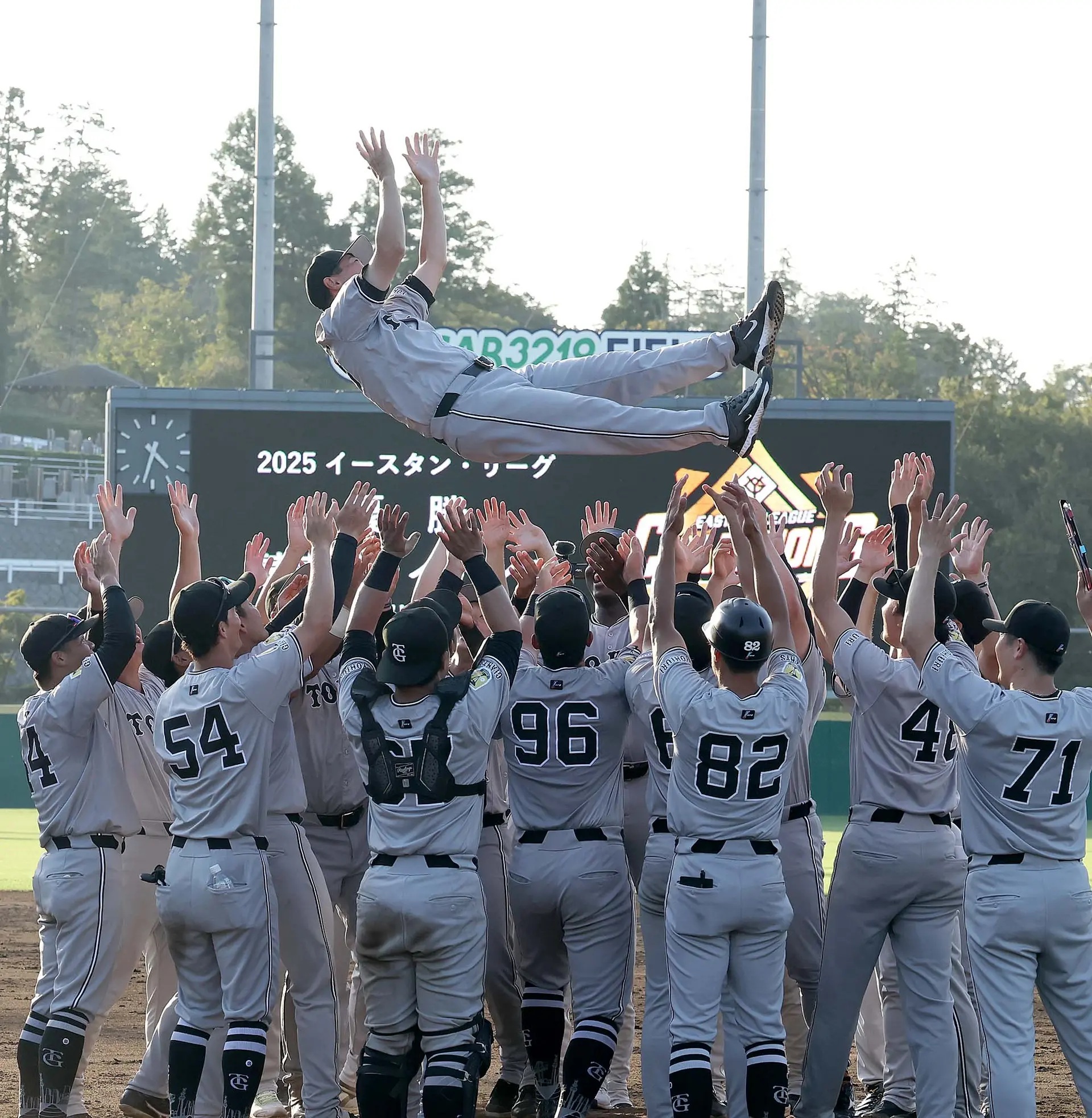イースタン・リーグ優勝を決めて胴上げされる桑田真澄・二軍監督 ※読売巨人軍公式サイトより