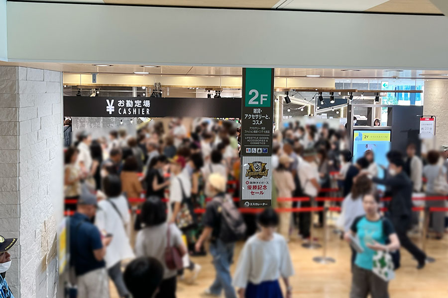 『優勝阪神タイガース優勝記念セール』2日目の様子（9月9日・大阪市内）