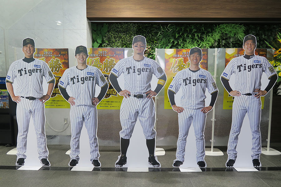 「阪神電気鉄道」の本社の等身大パネル。左から、藤川球児監督、中野拓夢選手、佐藤輝明選手、近本光司選手、才木浩人選手（9月8日・Lmaga.jp撮影）