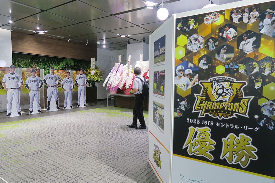 この5人は阪神電鉄「本社」だけ、タイガース人気選手のパネル出現 | Lmaga.jp この5人は阪神電鉄「本社」だけ、タイガース人気選手のパネル出現 | Lmaga.jp