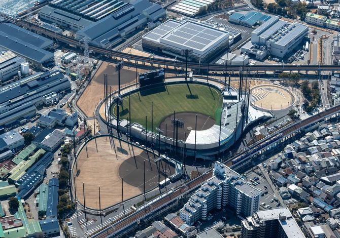 「ゼロカーボンベースボールパーク」の全景。右側の球場がファームのメイン球場である「日鉄鋼板SGLスタジアム尼崎」。左側は、市民が使用できる小田南公園野球場だ。