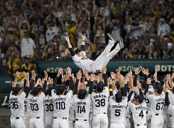 リーグ優勝を決め、胴上げされる阪神・藤川監督＝2025年9月7日、甲子園