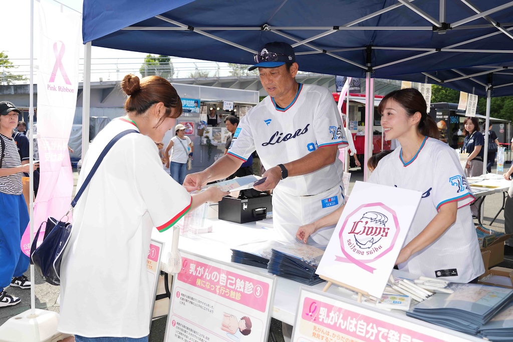 西武、ライオンズ ピンクリボンキャンペーン2025を実施 鳥越ヘッド「まず第一歩が踏み出せたなと、感動しました」|パ・リーグ.com|プロ野球 ライオンズ ピンクリボンキャンペーン2025に参加した鳥越裕介ヘッドコーチ©SEIBU Lions