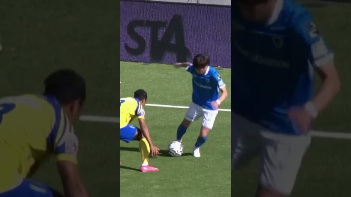 リンブルフダービーでの日本人対決の1シーン⚔️#畑大雅 選手と #伊東純也 選手の1対1💥 リンブルフダービーでの日本人対決の1シーン⚔️#畑大雅 選手と #伊東純也 選手の1対1💥