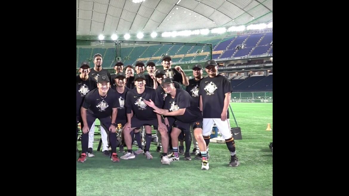 Yomiuri-Giants: 田中将大投手「内海さん撮ってくれるんですか!?」内海コーチ「俺も入れろや!」 #shorts 田中将大投手「内海さん撮ってくれるんですか!?」内海コーチ「俺も入れろや!」 #shorts