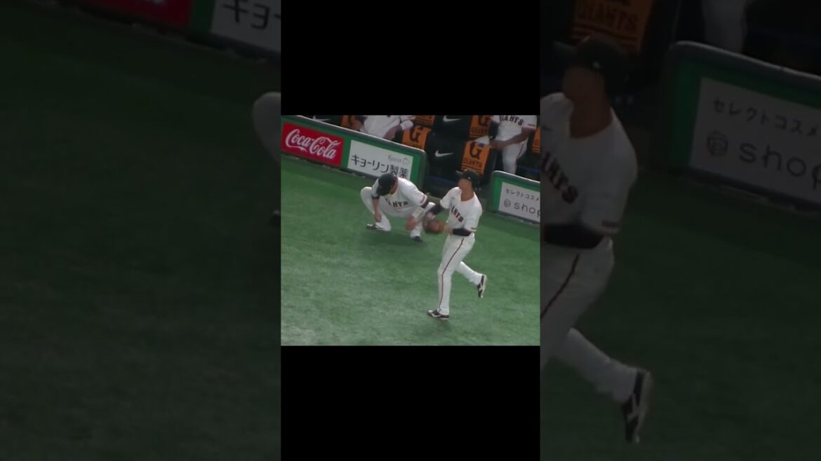 ベンチ前でストレッチする坂本勇人（読売ジャイアンツ 対 横浜DeNAベイスターズ 2024年9月19日）