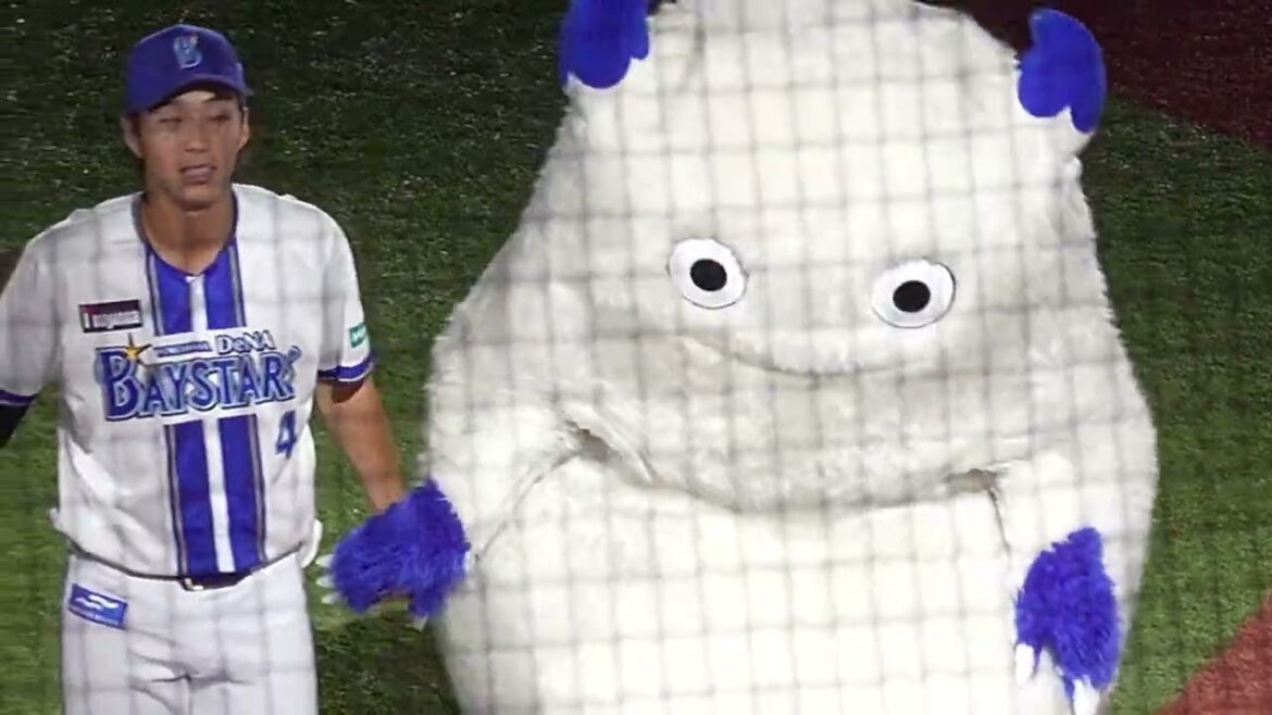 【2位へM1/勝利後挨拶】大事な1戦に勝ち笑顔溢れるベイスターズ選手たち、ネット裏にいた奥様へ元気そうに手を振るオースティン、ビシエドのお気に入りとなった松尾汐恩(2025.9.26/横浜スタジアム）