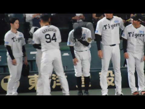 【涙が止まらない選手も】原口文仁 引退スピーチを終えてナインへ最後の挨拶 【涙が止まらない選手も】原口文仁 引退スピーチを終えてナインへ最後の挨拶