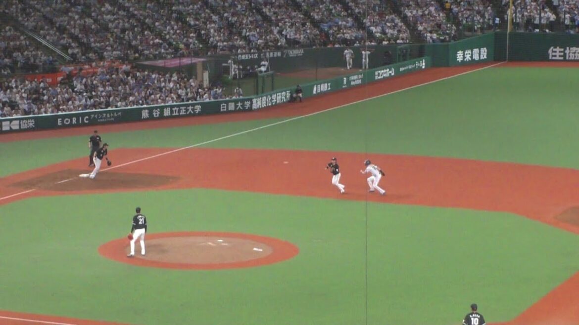 ロッテ 小川龍成 バックホームアウトでナイスプレー　西武 vs ロッテ　2025年9月29日(月)　ベルーナドーム