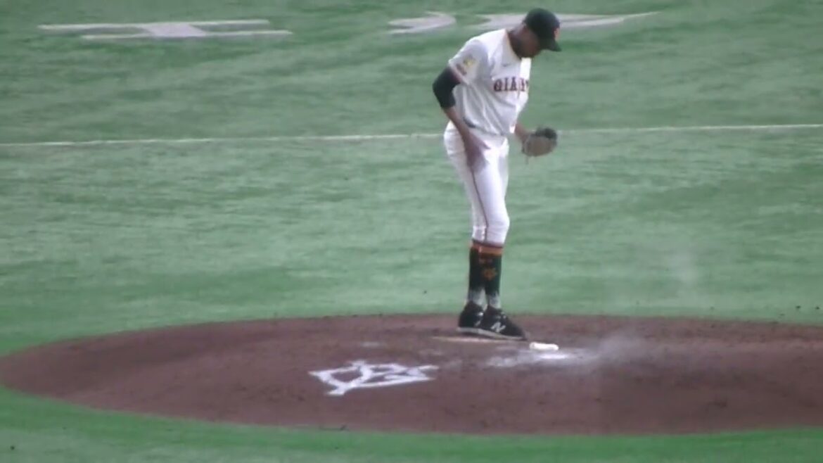 ライデル・マルティネスの投球を見守るジャイアンツベンチの選手たち（読売ジャイアンツ対 広島カープ 2025年9月19日）