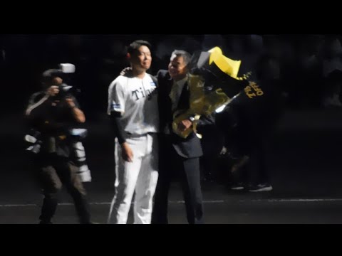 【代打の神様から代打の神様へ】川藤幸三氏から原口文仁へ労いの花束贈呈 【代打の神様から代打の神様へ】川藤幸三氏から原口文仁へ労いの花束贈呈