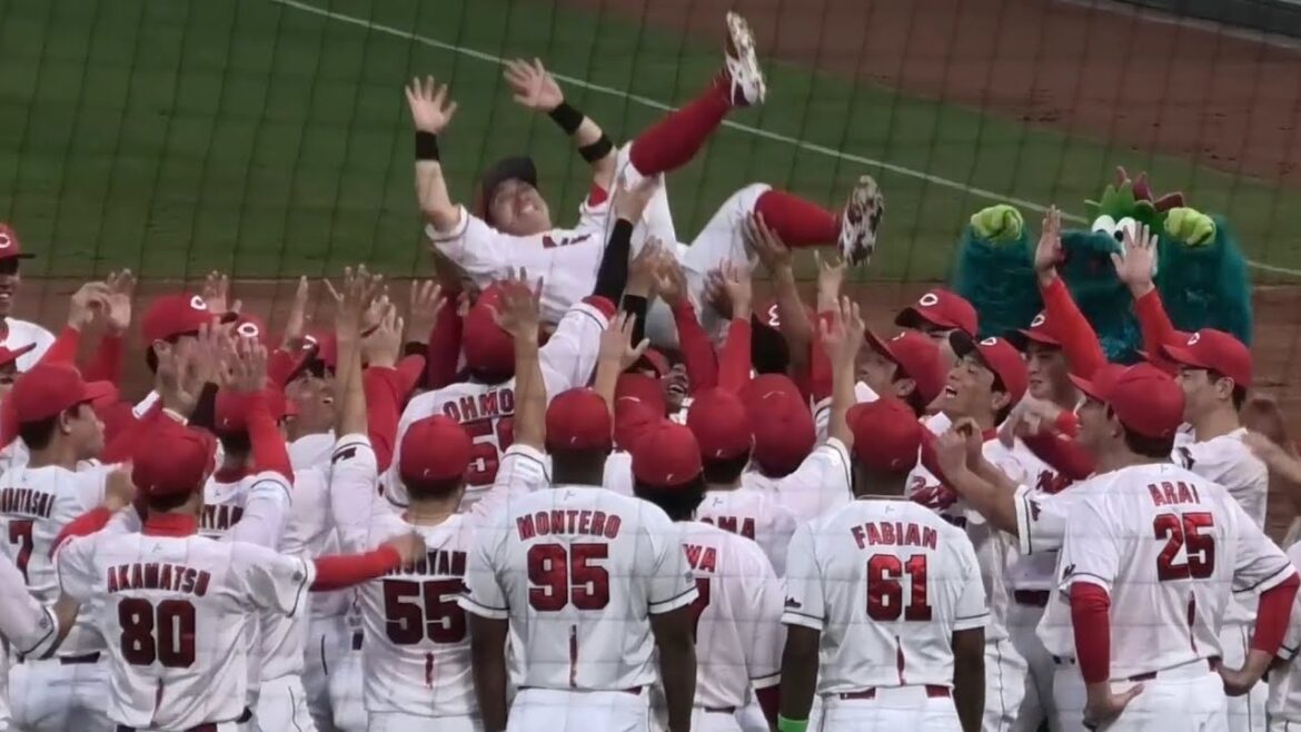 引退の上本崇司さん、笑顔の胴上げ！広島東洋カープ 2025年10月4日