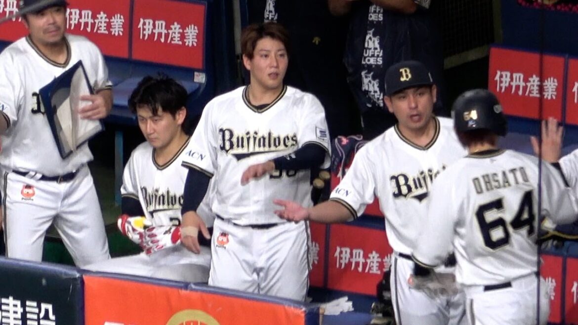 ハイタッチの合間でもナチュラルにクセ強ルーティンを発動する紅林弘太郎！