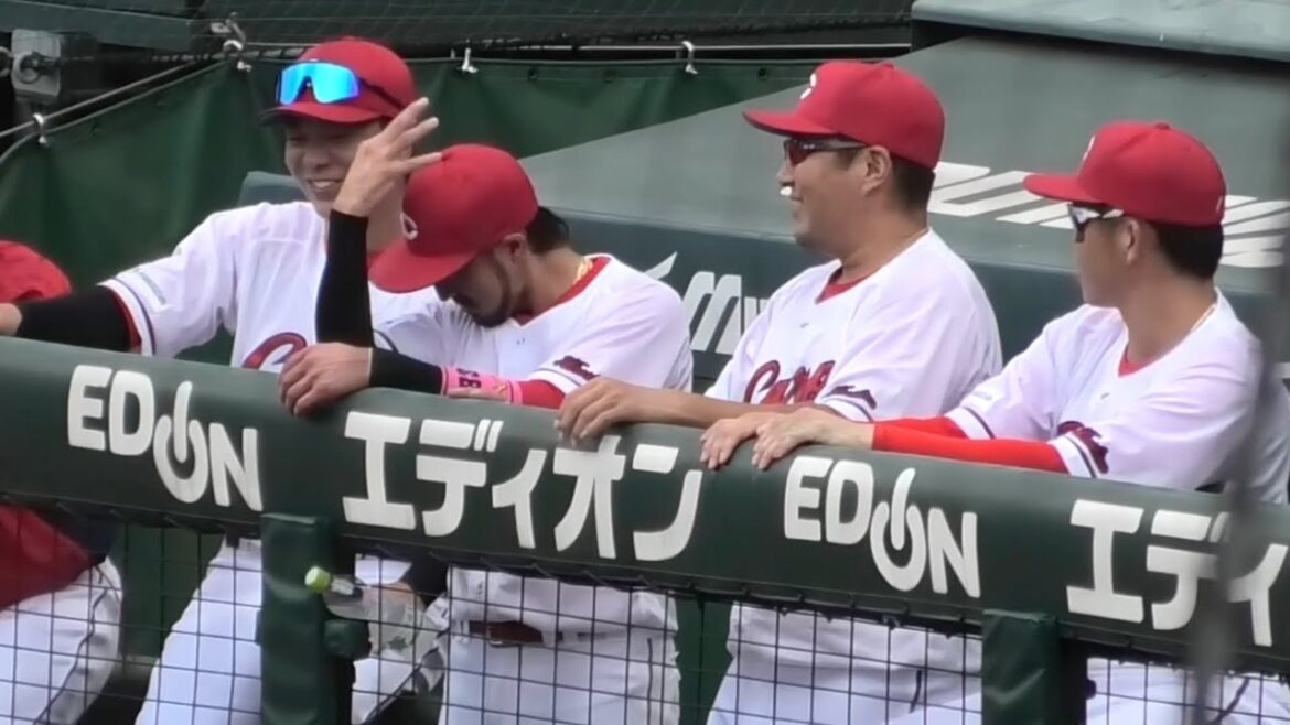 カープユニを脱ぐ松山竜平の隣に！菊池が松ちゃんの笑いを誘う！広島東洋カープvs東京ヤクルトスワローズ 2025年10月4日