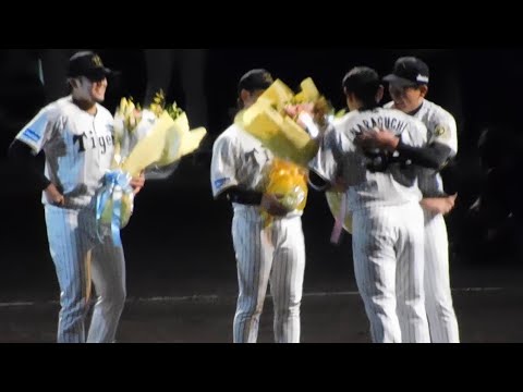 【同級生から】タイガースを代表して同級生から花束を贈呈される原口文仁 【同級生から】タイガースを代表して同級生から花束を贈呈される原口文仁