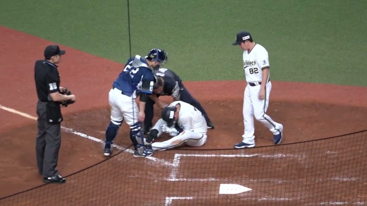 手に死球を受けて悶絶する来田涼斗