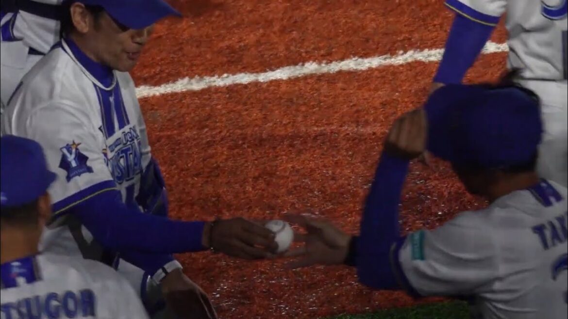 【最終戦記念球の行方は…】三浦監督の人柄滲む…、戸柱に渡された記念球を、プロ初勝利の武田に笑顔で手渡す…(2025.10.1/横浜スタジアム）