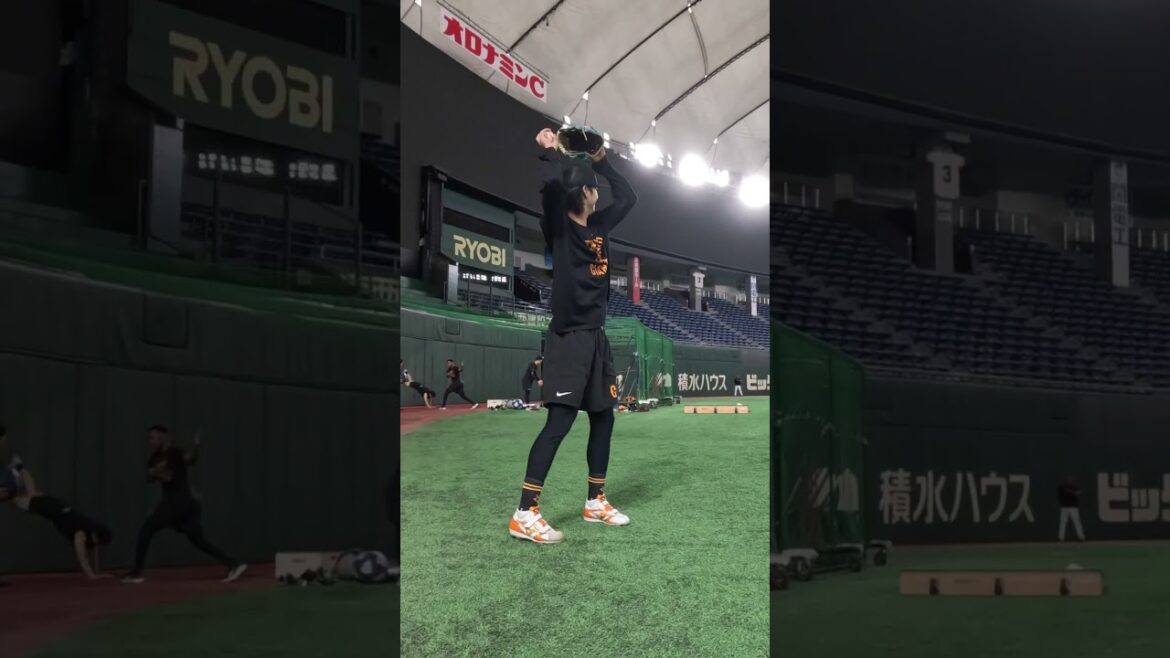 Yomiuri-Giants: 美技!?田中瑛斗の背面キャッチ! #shorts 美技!?田中瑛斗の背面キャッチ! #shorts