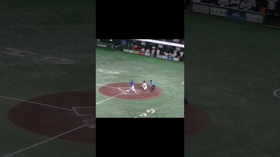 レフトへヒットを放つ牧秀悟（2024年7月12日読売ジャイアンツ対 横浜DeNAベイスターズ）