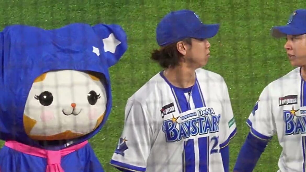 【巨人に2差/勝利後挨拶】度会、加藤と談笑するオースティン、定位置でキララと手を繋ぐ入江大生、捕手師弟コンビ(戸柱＆松尾）(2025.9.21/横浜スタジアム）