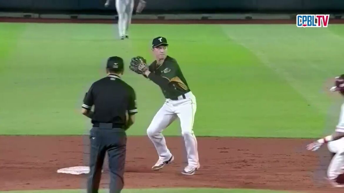 09/29 台鋼 VS 樂天 三局下,林泓育的滾地球形成雙殺,櫻井周斗送出變相的三上三下 09/29 台鋼 VS 樂天 三局下,林泓育的滾地球形成雙殺,櫻井周斗送出變相的三上三下