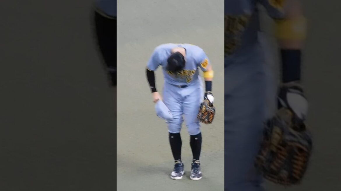 逆転スリーランを放ちファンの歓声に応える佐藤輝明