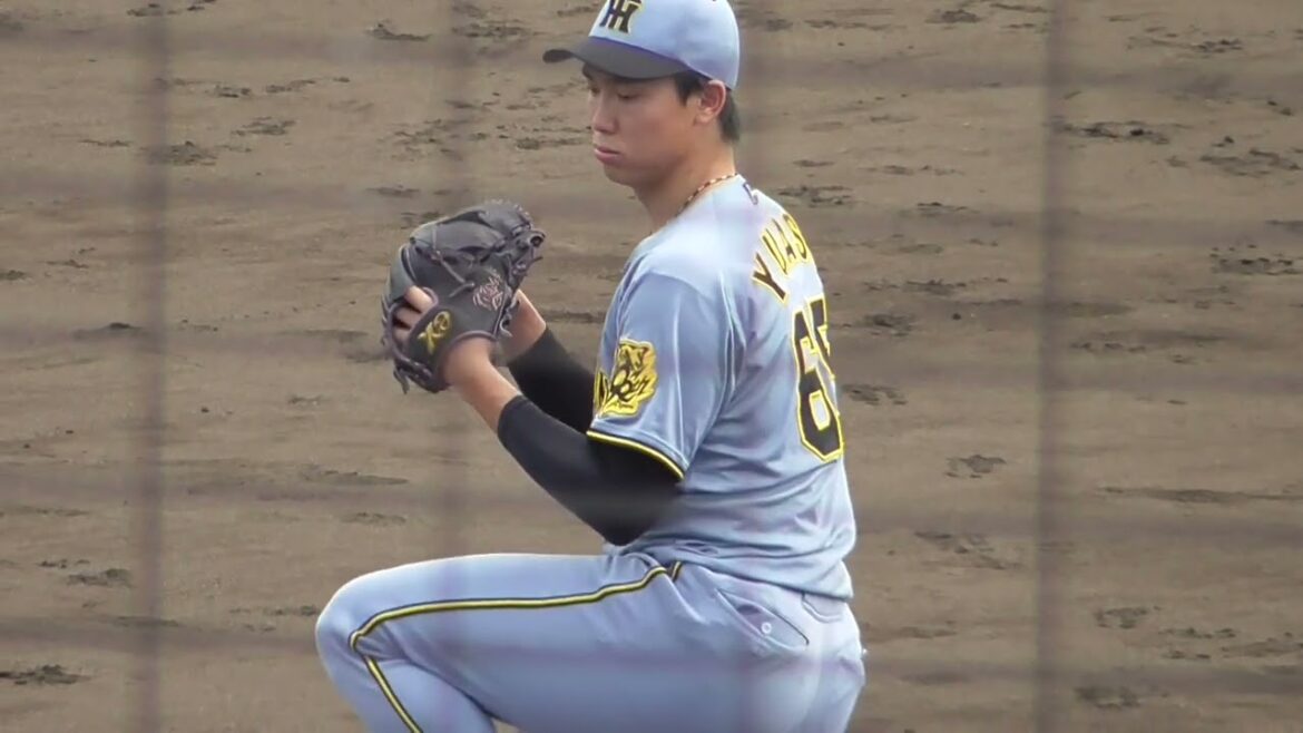 2025年10月みやざきフェニックスリーグ・埼玉西武ー阪神・湯浅 京己 投手の準備投球（イニング中外）