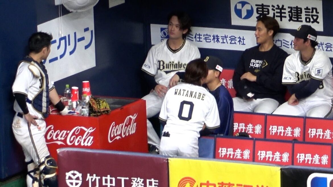 急遽ブルペンデー、投げ終えたリリーフ陣に温かく声をかける若月健矢