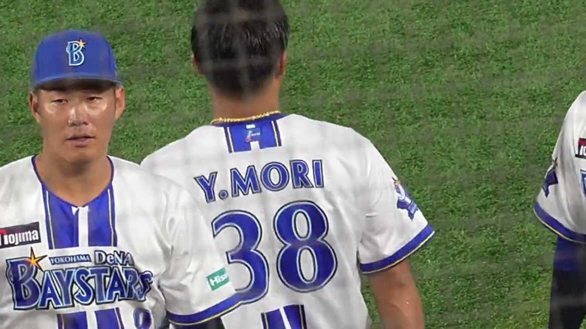 【試合後挨拶】清々しい表情の三浦監督、森唯斗の元に集まる選手たち(2025.9.29/横浜スタジアム）