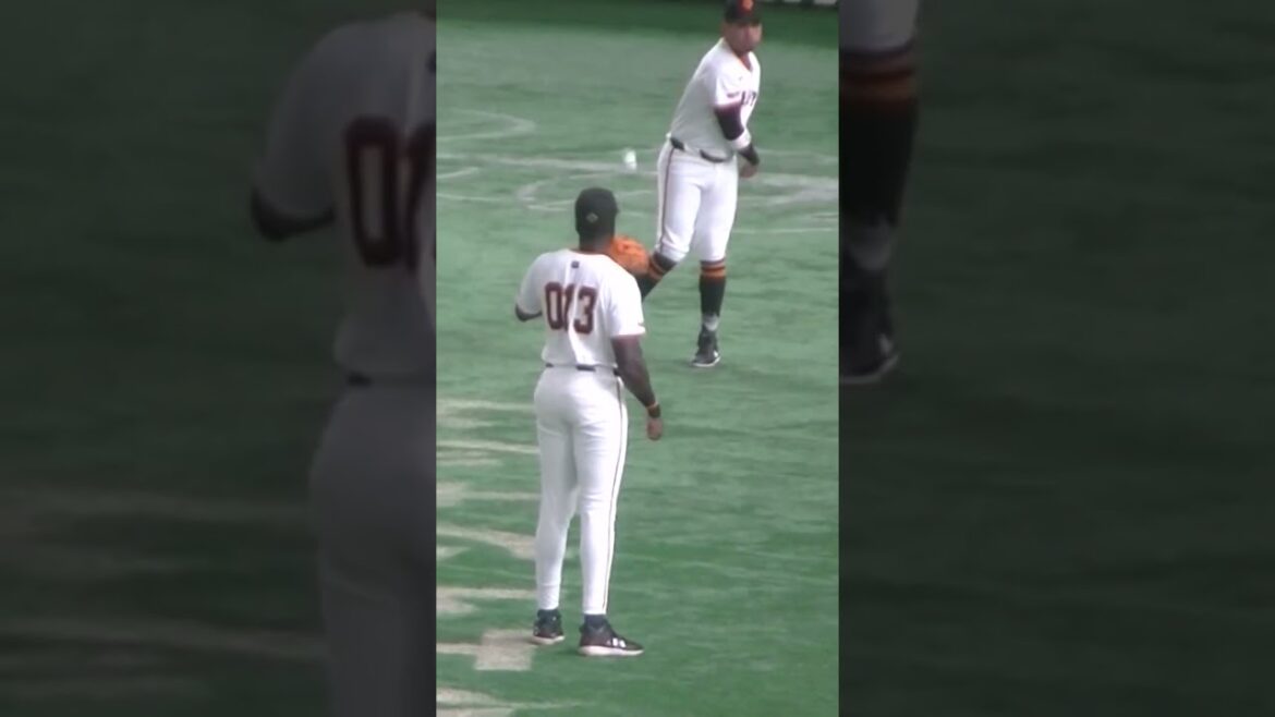 東京ドーム ティマとウレーニャのキャッチボール（読売ジャイアンツ 対 楽天ゴールデンイーグルス 2024年9月22日）