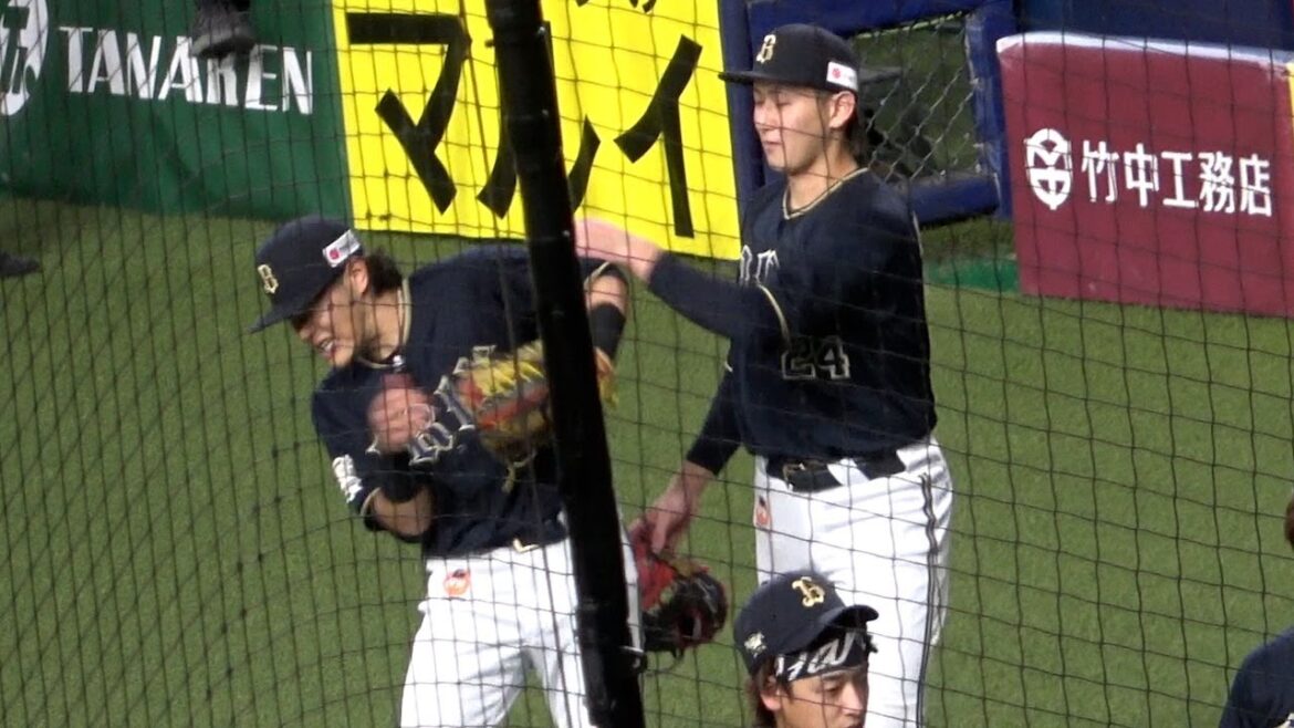 紅白戦後の麦谷と紅林のじゃれ合い