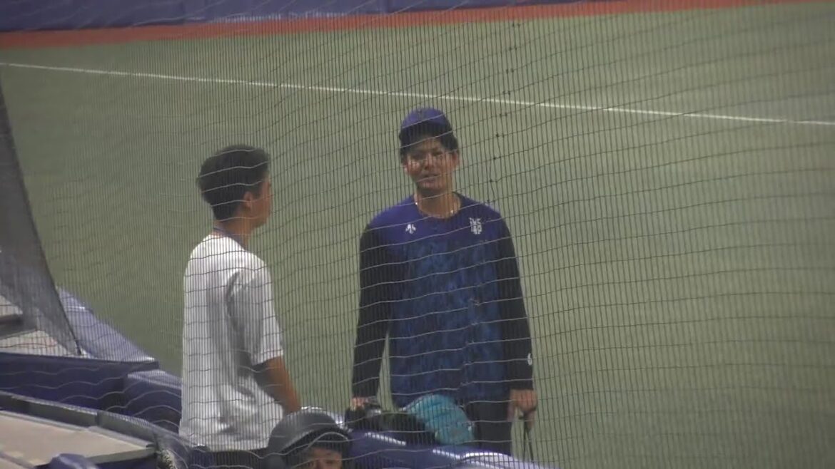 横浜DeNAベイスターズ 宮城滝太投手が記者の方?と話す様子 2025/9/18 バンテリンドーム 横浜DeNAベイスターズ 宮城滝太投手が記者の方?と話す様子 2025/9/18 バンテリンドーム