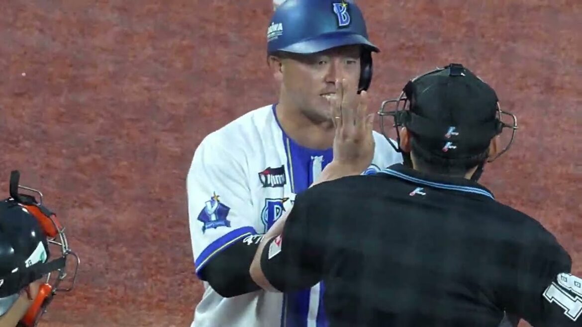 【CS1st/牧】デッドボールをファウル判定され、怒る牧(2025.10.12/横浜スタジアム）