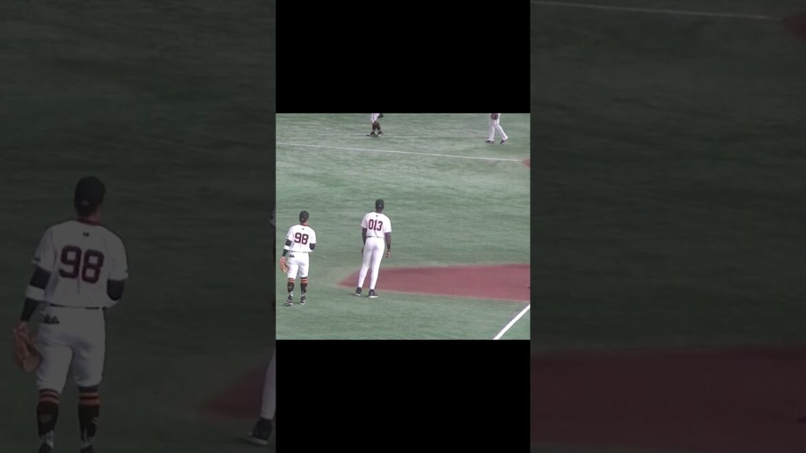 サードでノックを受けるティマとウレーニャ（読売ジャイアンツ 対 楽天ゴールデンイーグルス 2024年9月22日）