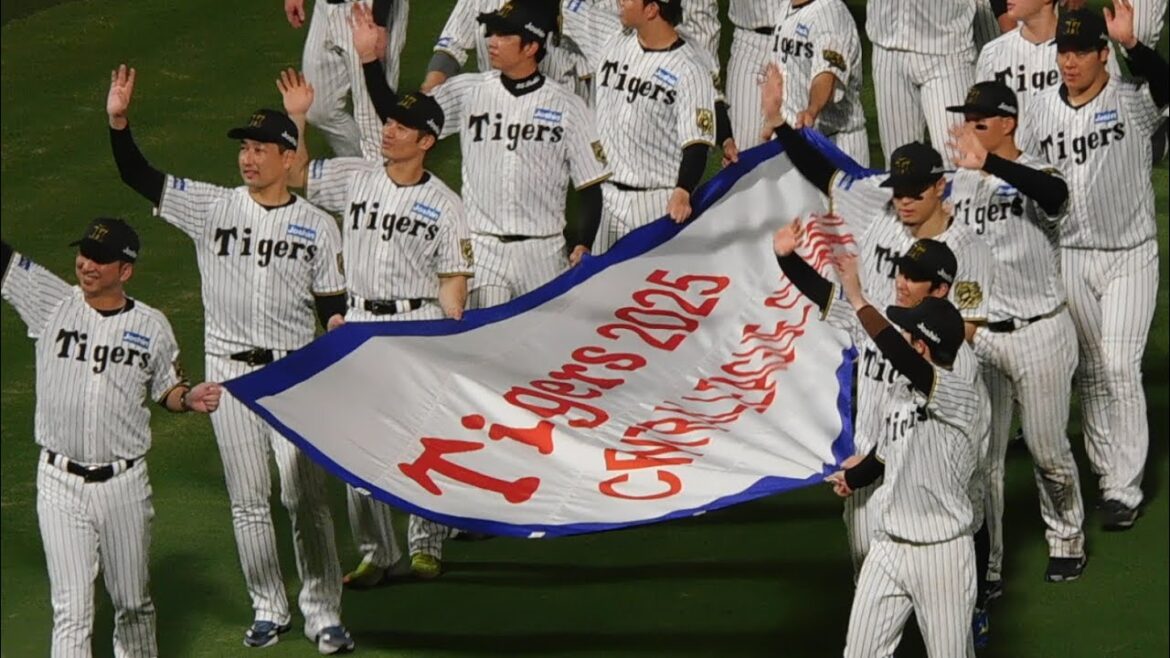 【ファンに優勝報告】ペナントを持って場内一周する阪神ナイン 2025.9.7