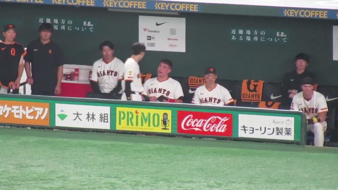 リチャードになんか話しかける若林楽人（読売ジャイアンツ対 ヤクルトスワローズ 2025年8月5日）