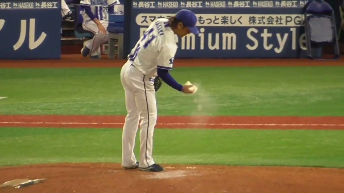 2025年10月12日 CSファーストステージ 第2戦・横浜DeNA－巨人・佐々木 千隼 投手の準備投球（イニング中外）