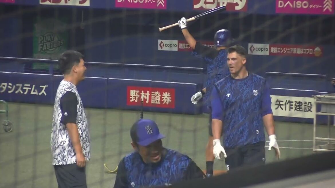 横浜DeNAベイスターズ オースティン選手が通訳さん?と談笑→トスバッティング 2025/9/18 バンテリンドーム