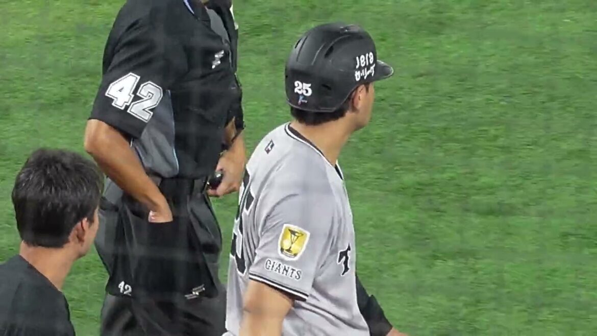 岡本にデッドボールを与え球場が騒然…帽子をすぐ取る伊勢、最後に岡本へ謝る佐野惠太(2025.9.26/横浜スタジアム）