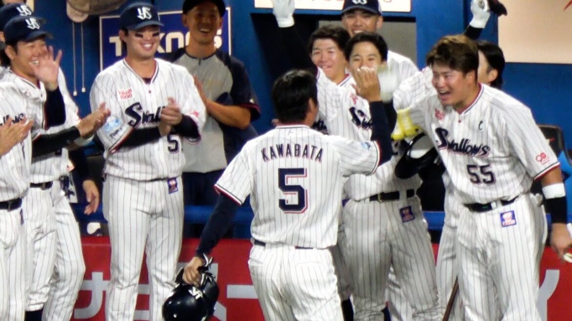 【川端慎吾】引退発表 試合 安打を打った後 ファンとベンチが総出で出迎え 現地映像