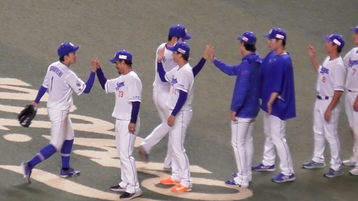 勝利の瞬間のドラゴンズベンチ　今季限りの祖父江大輔　岡田俊哉が列の先頭でハイタッチ　中日ドラゴンズVS東京ヤクルトスワローズ　2025/09/20