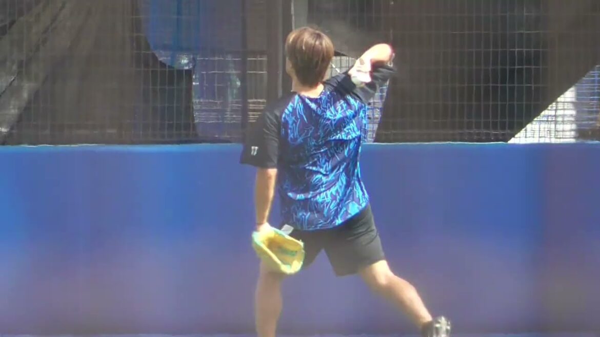 2025年10月 DOCK OF BAYSTARS YOKOSUKA・三嶋 一輝 投手のキャッチボール練習風景１