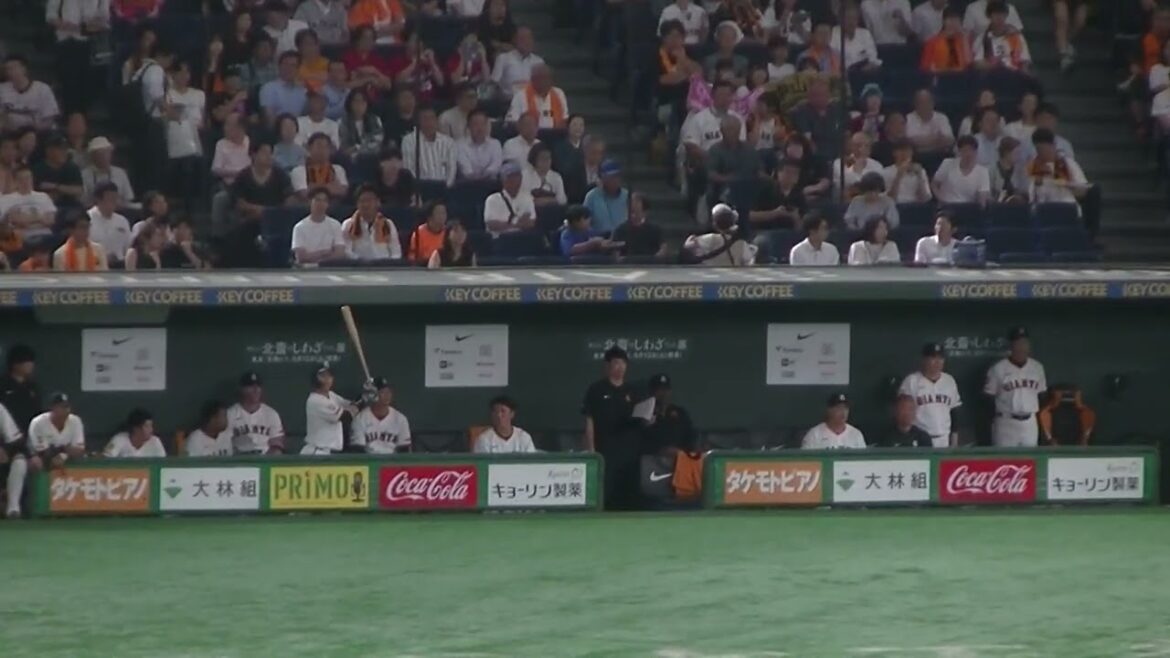 中山礼都の打席の時 ジャイアンツベンチの選手たち　2025年7月4日 読売ジャイアンツ対 広島カープ
