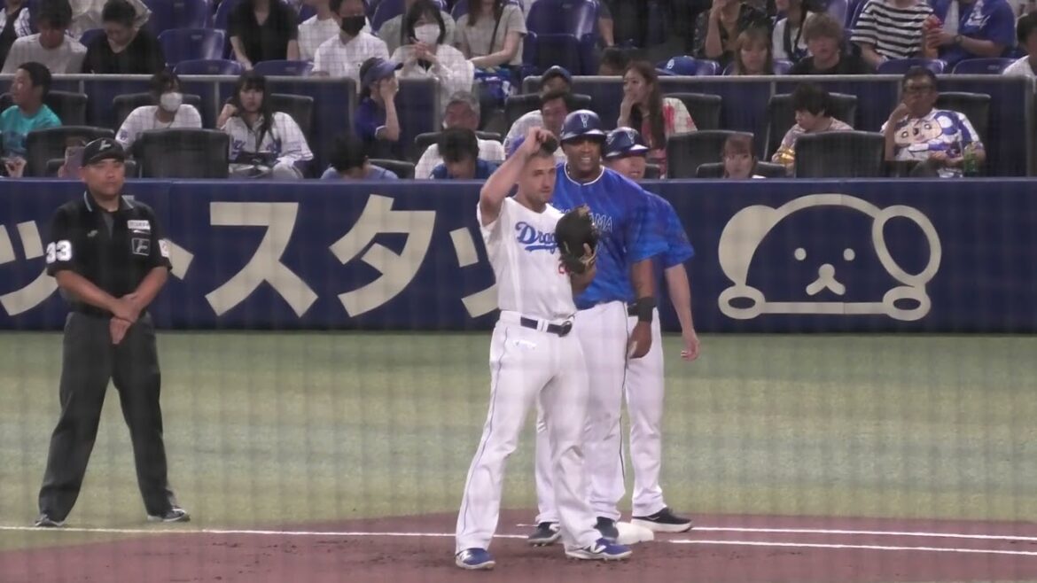 【中日ドラゴンズ 新旧助っ人】ヒットを打った横浜DeNAベイスターズ ビシエド選手 一塁ベース上でボスラー選手と言葉を交わす 2025/9/18 バンテリンドーム