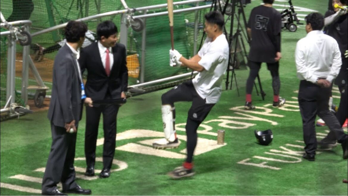 何してんの🤣ホークス柳田悠岐が松田宣浩の前で『松田ケンケン』披露‼️2025.10.26⚾️ホークス対阪神⚾️日本シリーズ練習時